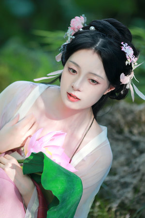 在教室抚弄老师的酥乳视频