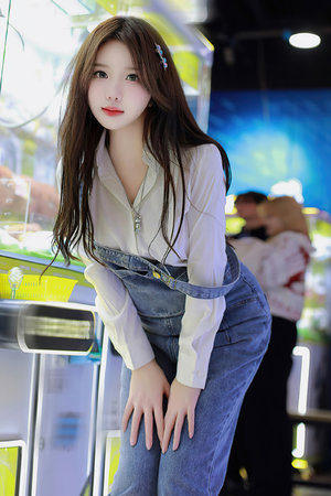 馒头逼逼在厨房用假阳具插进去